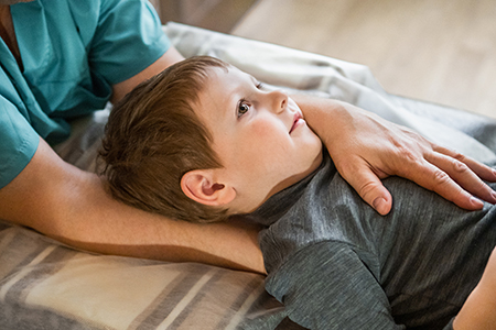 Osteopathie-Behandlung für ein Kind